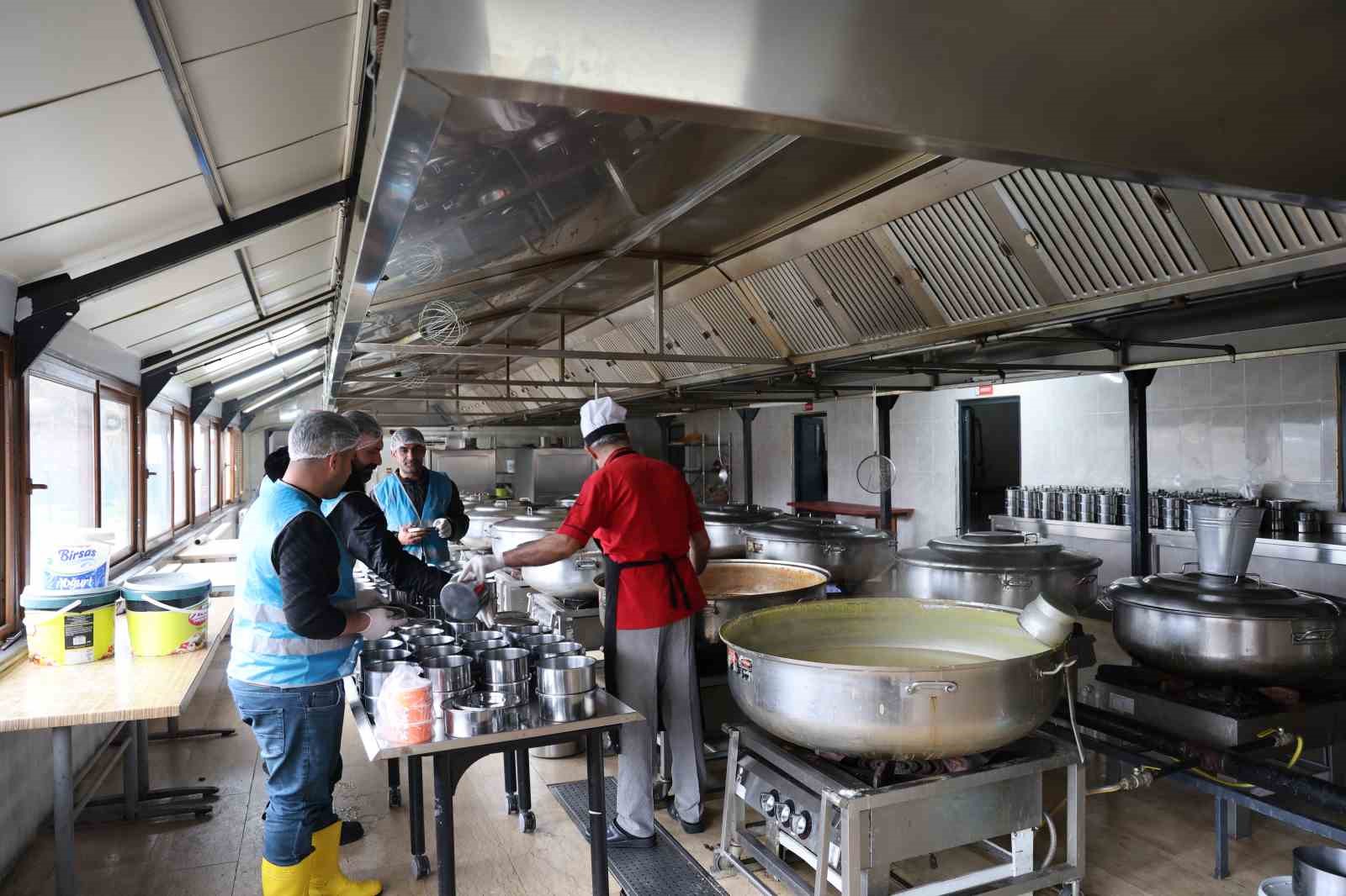 Hükümlülerce hazırlanan iftar yemeği 3 bin kişiye ulaştırılıyor
