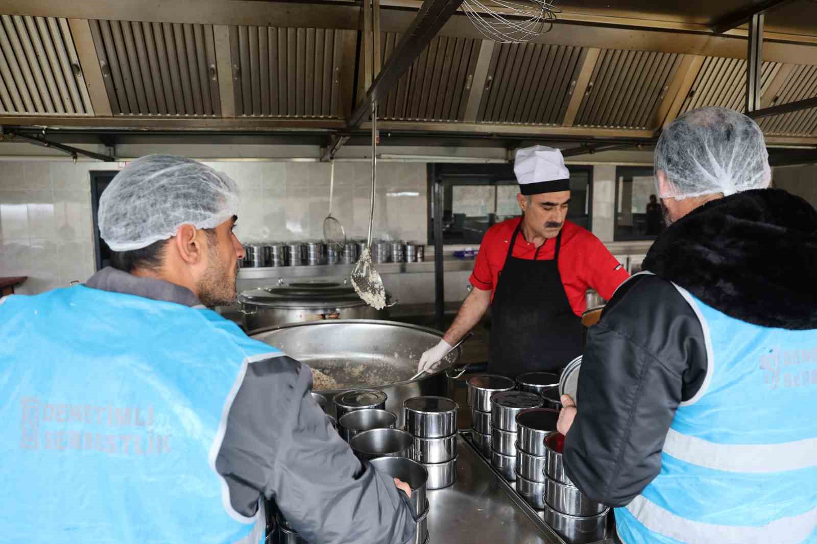 Hükümlülerce hazırlanan iftar yemeği 3 bin kişiye ulaştırılıyor
