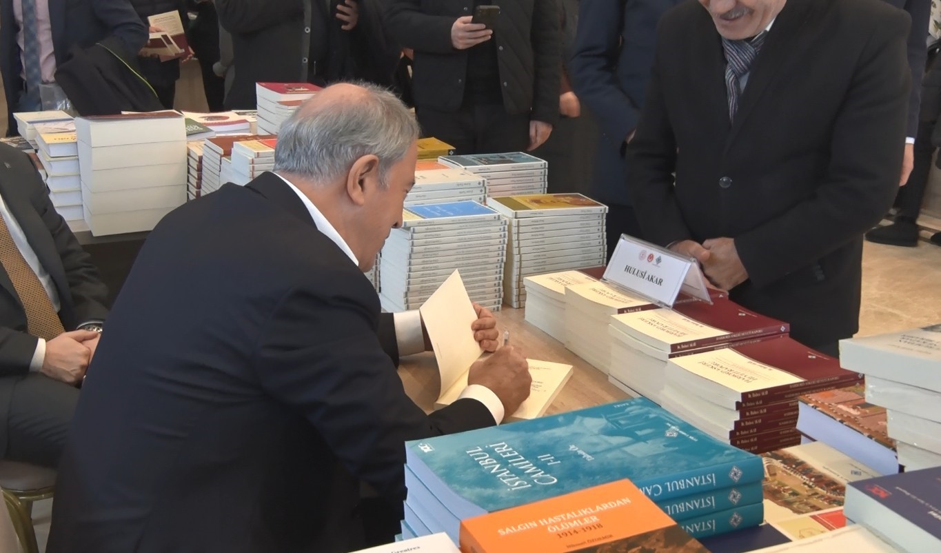 Hulusi Akar ‘Külliye’de Ramazan Kitap Günleri’nde okurlarıyla buluştu
