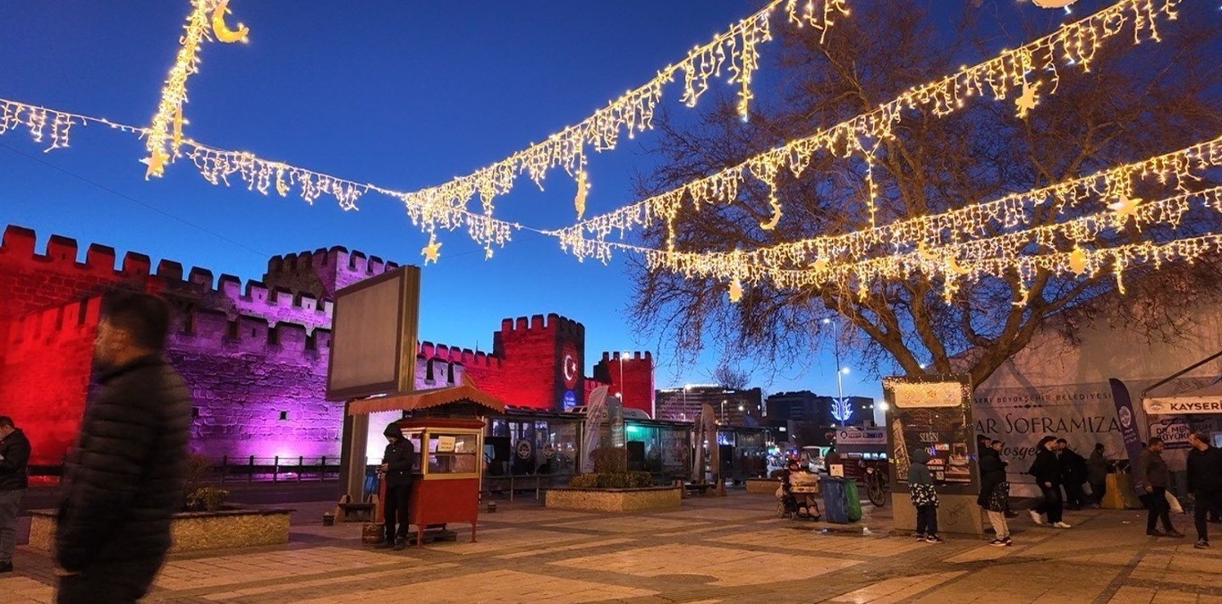 Hunat Cami ışıklarla donatıldı
