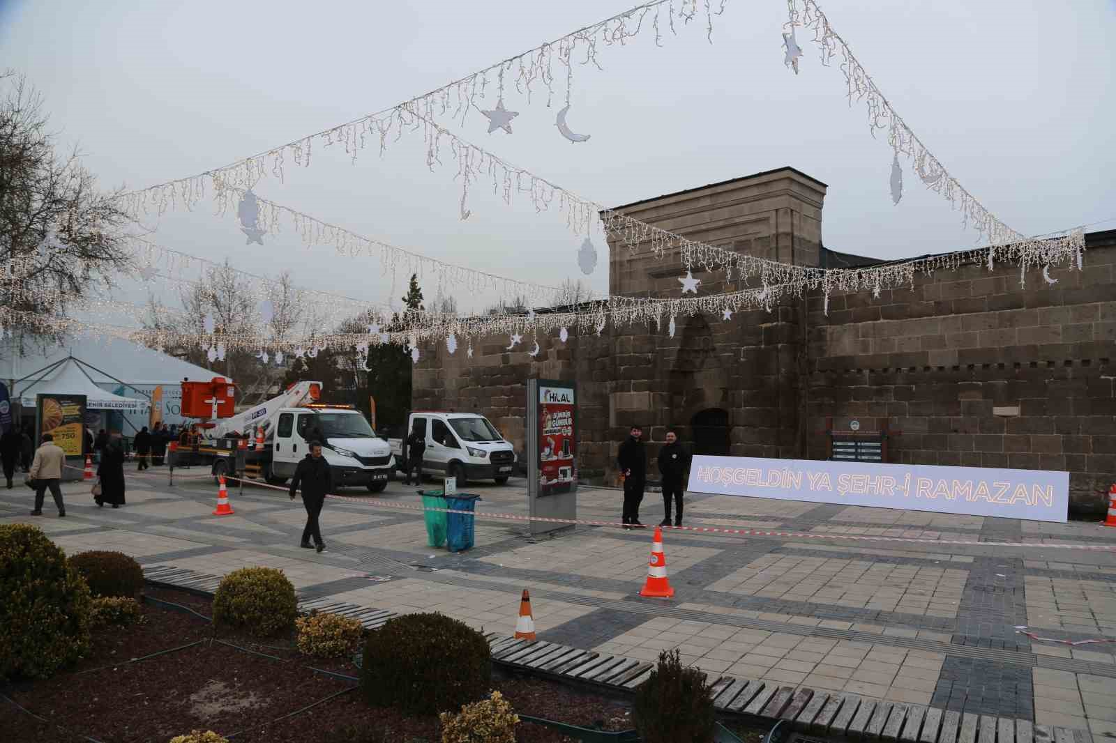 Hunat Cami ışıklarla donatıldı
