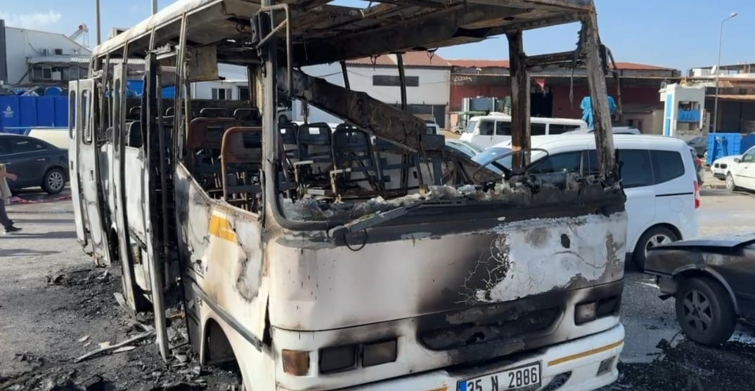 Hurda minibüste 16 yaşındaki gencin öldüğü yangın kamerada
Hurda minibüste 16 yaşındaki gencin öldüğü yangın kamerada