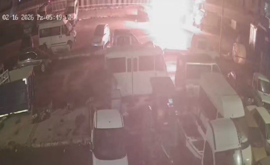 Hurda minibüste 16 yaşındaki gencin öldüğü yangın kamerada
Hurda minibüste 16 yaşındaki gencin öldüğü yangın kamerada