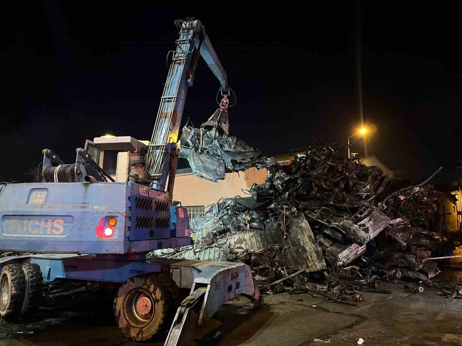 Hurdacılarda yangın paniği: Hurda araçlar alev aldı
