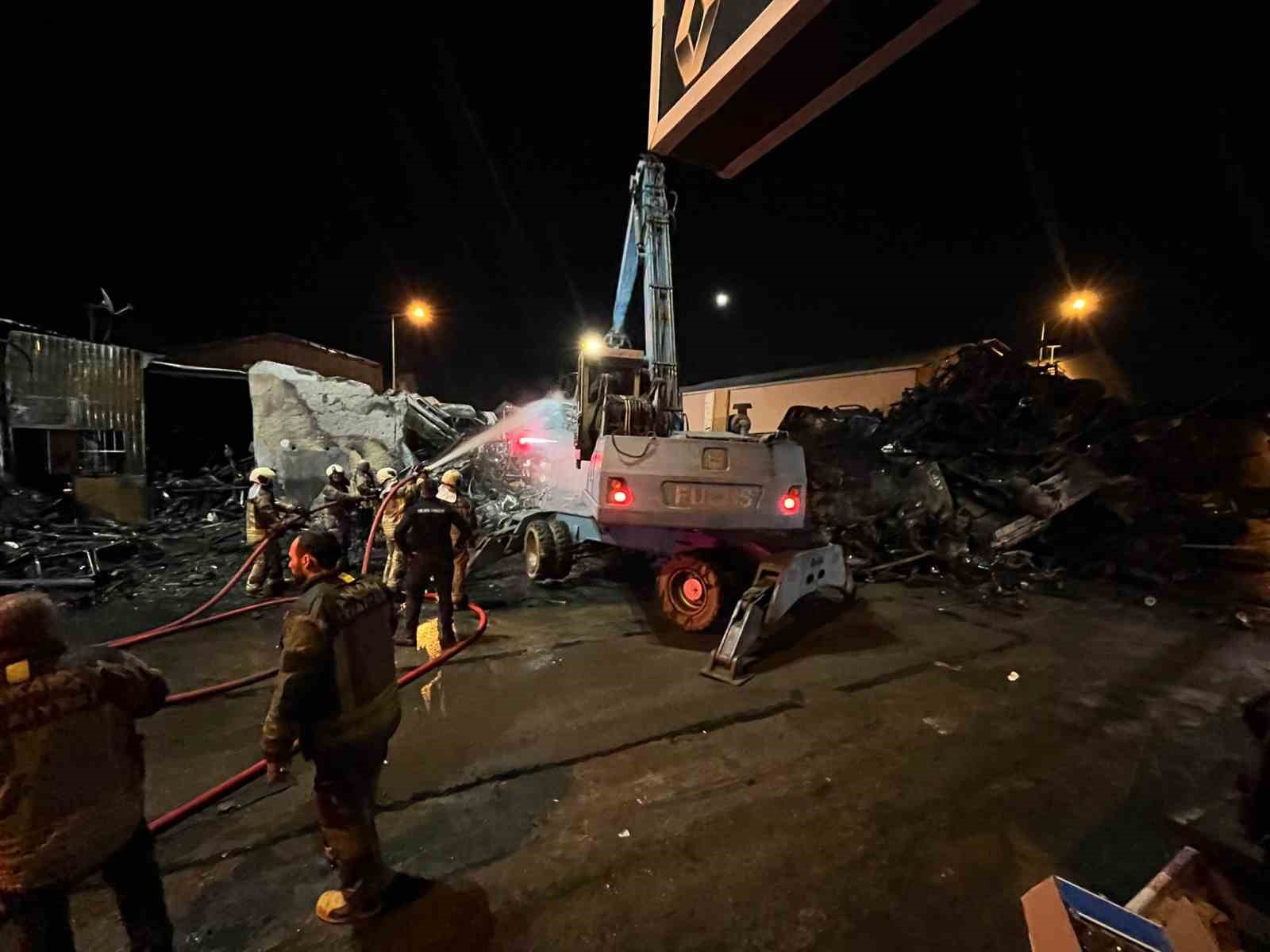 Hurdacılarda yangın paniği: Hurda araçlar alev aldı
