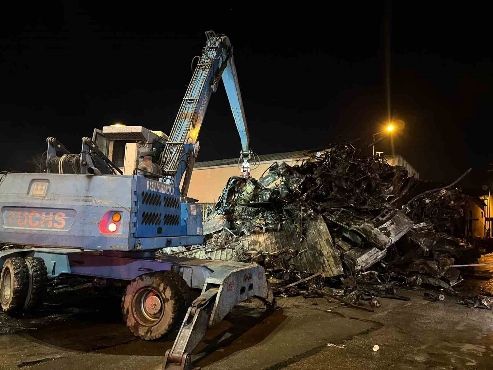 Hurdacılarda yangın paniği: Hurda araçlar alev aldı
