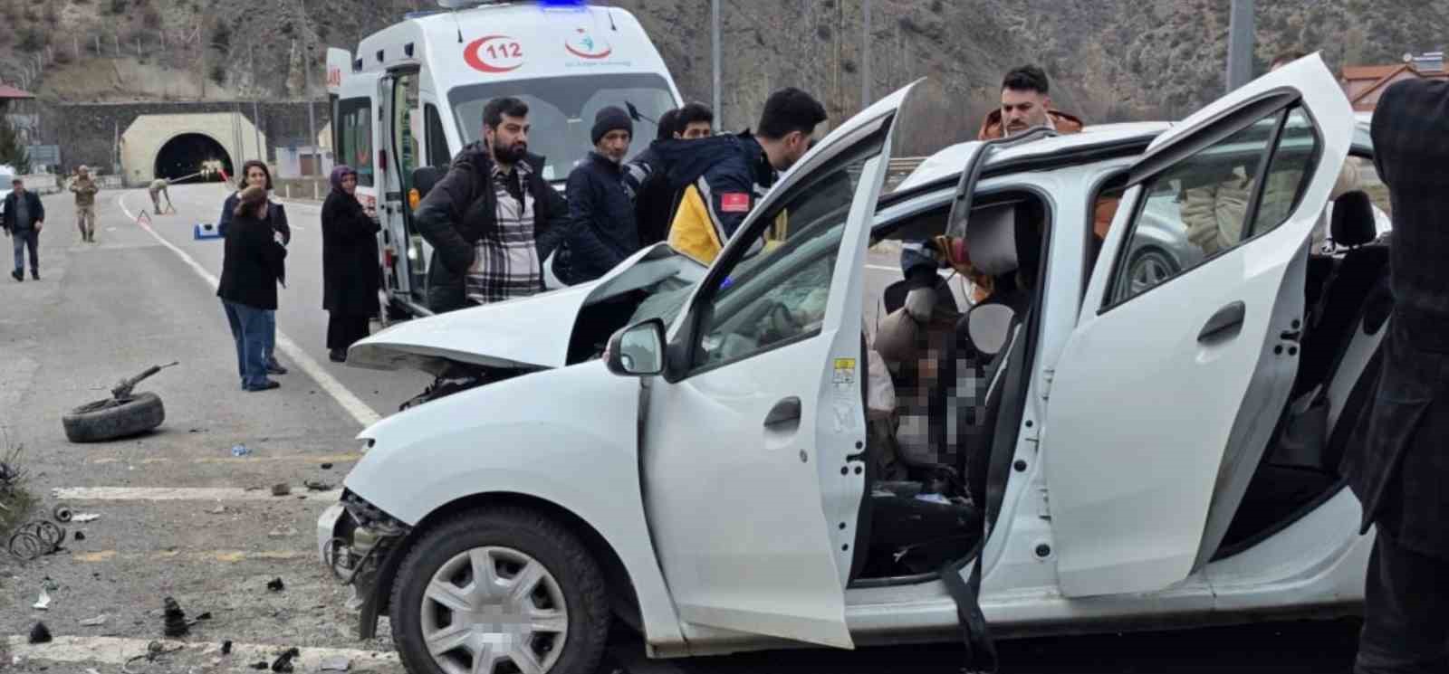 Hurdaya dönen araçtan sağ kurtuldular: 1’i bebek 3 yaralı
