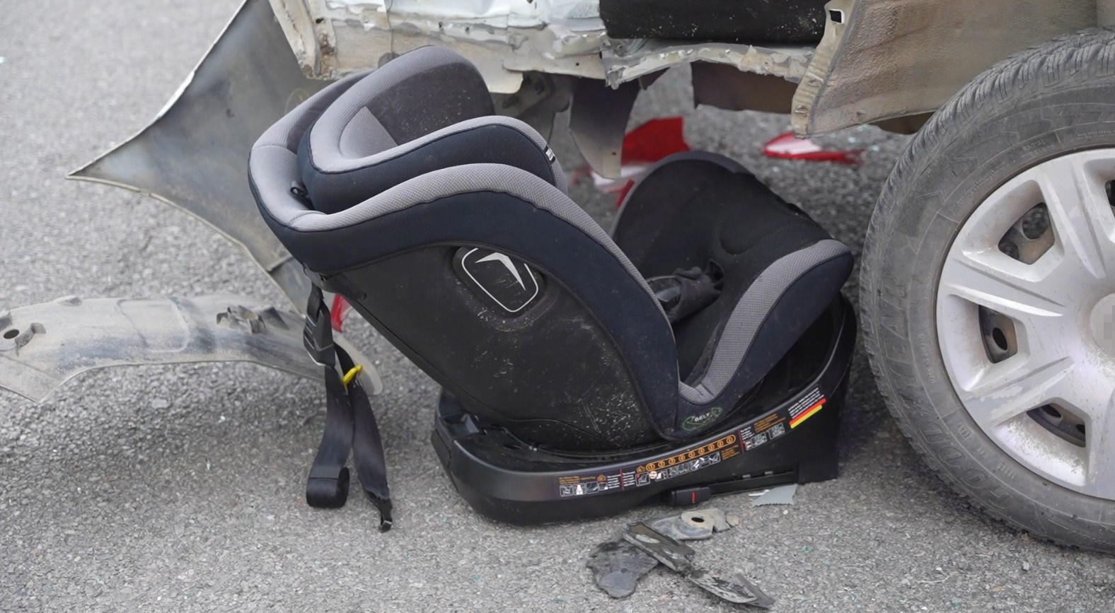 Hurdaya dönen araçtan sağ kurtuldular: 1’i bebek 3 yaralı
