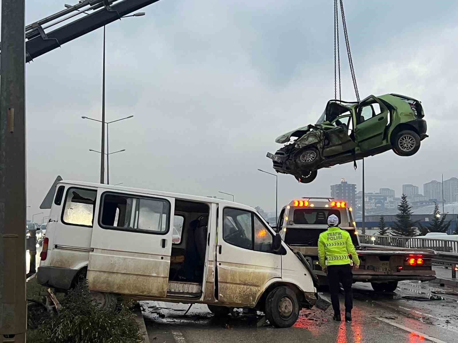 Hurdaya dönen otomobil öğretmene mezar oldu
