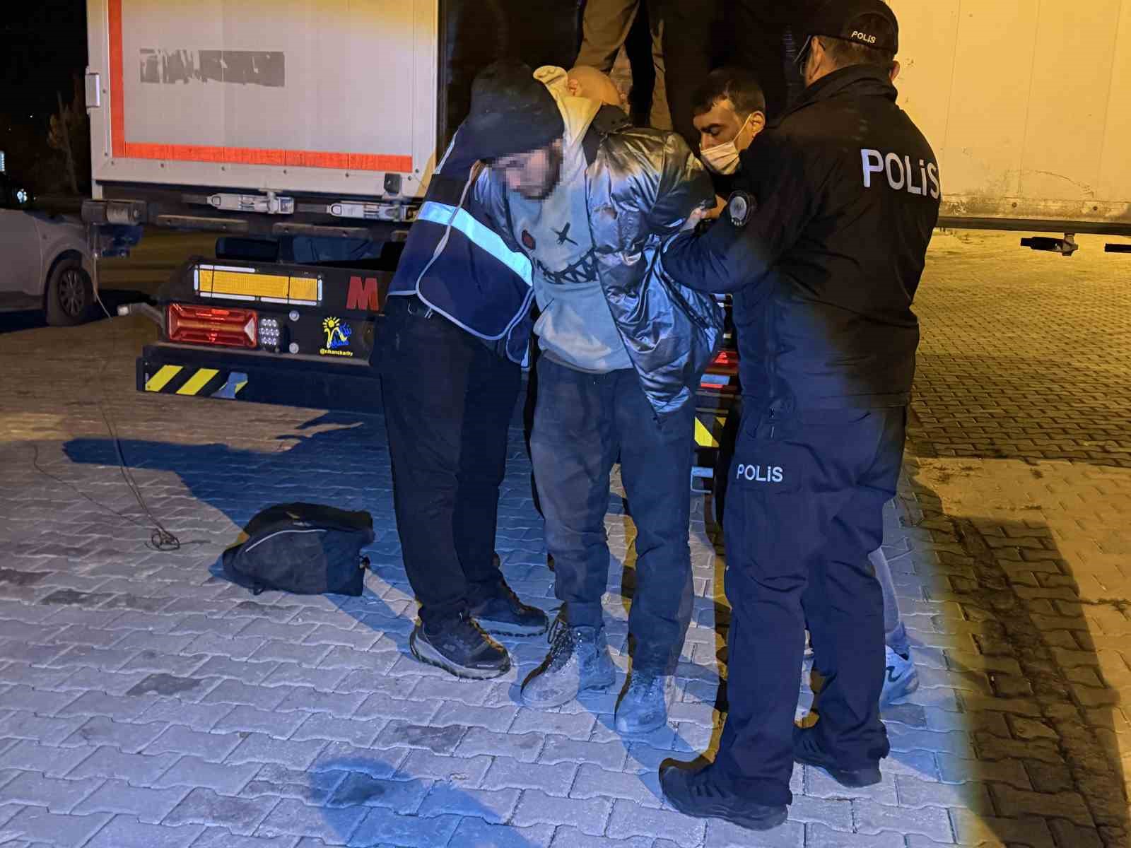 Hurma ve fıstık yağı yüklü tırda 18 kaçak göçmen yakalandı
