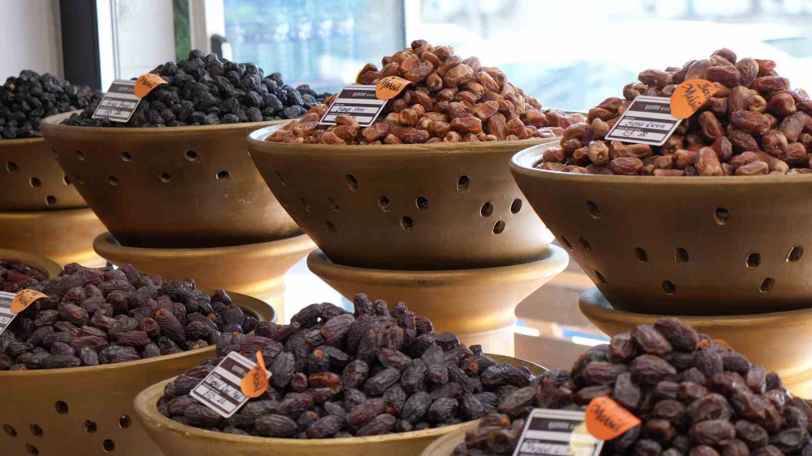 Hurmacı Ahmet Özkan uyardı: "Kudüs hurması adı altında İsrail menşeli ürünler satılmakta"
Hurmacı Ahmet Özkan uyardı: "Kudüs hurması adı altında İsrail menşeli ürünler satılmakta"