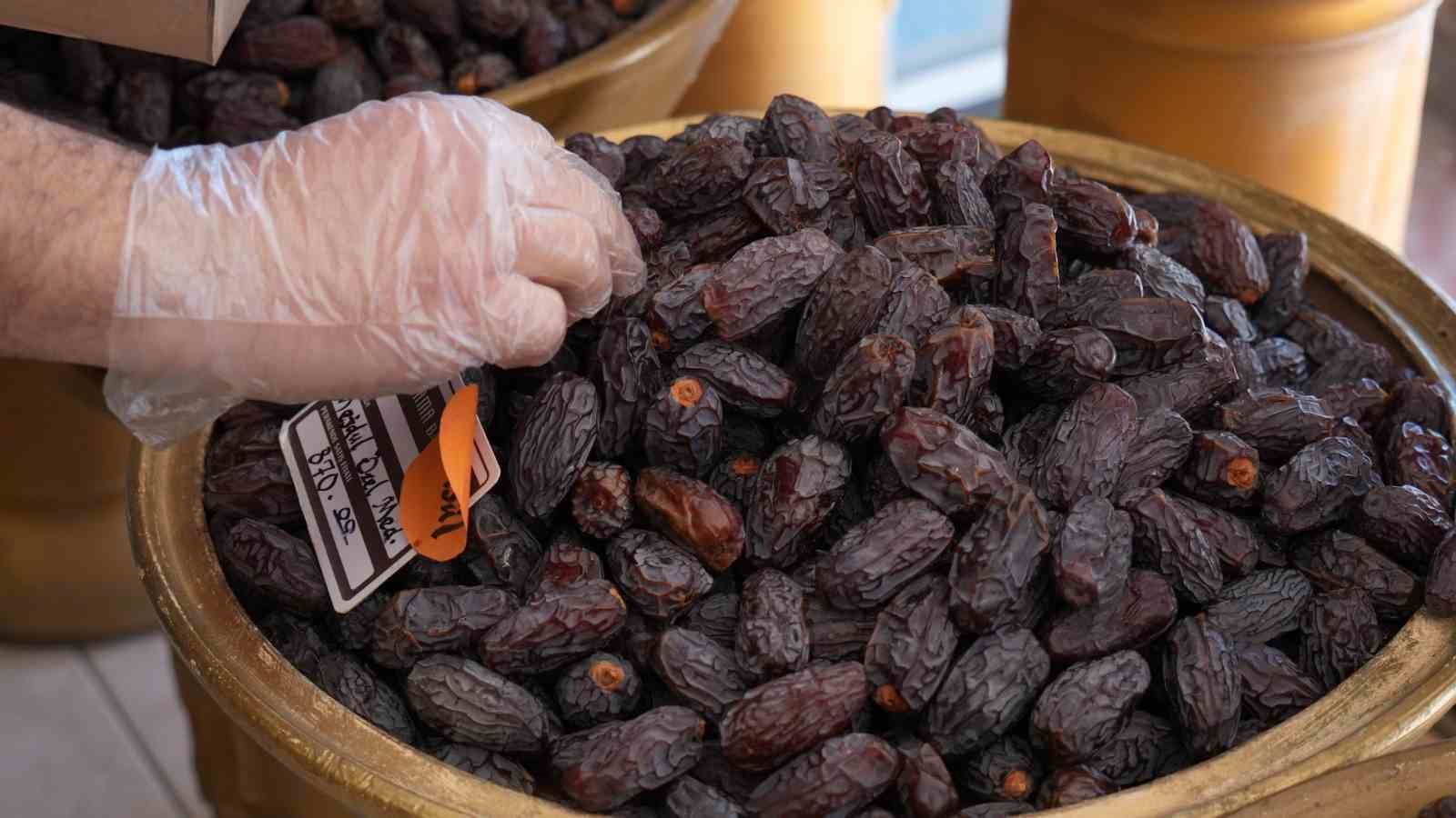 Hurmacı Ahmet Özkan uyardı: "Kudüs hurması adı altında İsrail menşeli ürünler satılmakta"
Hurmacı Ahmet Özkan uyardı: "Kudüs hurması adı altında İsrail menşeli ürünler satılmakta"