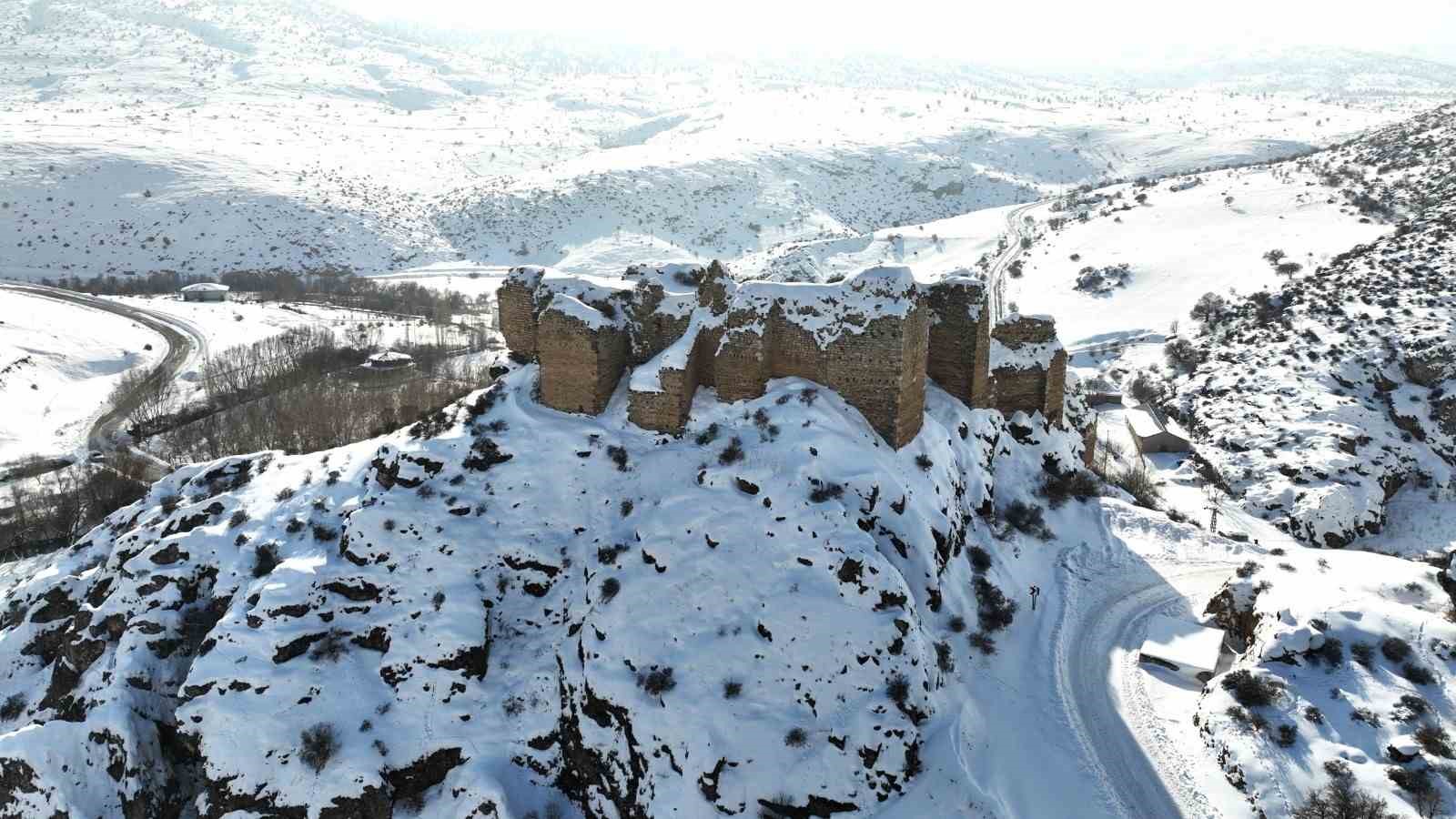 Hurman Kalesi karla birlikte mest etti
