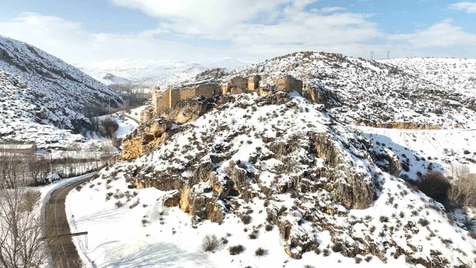 Hurman Kalesi karla birlikte mest etti
