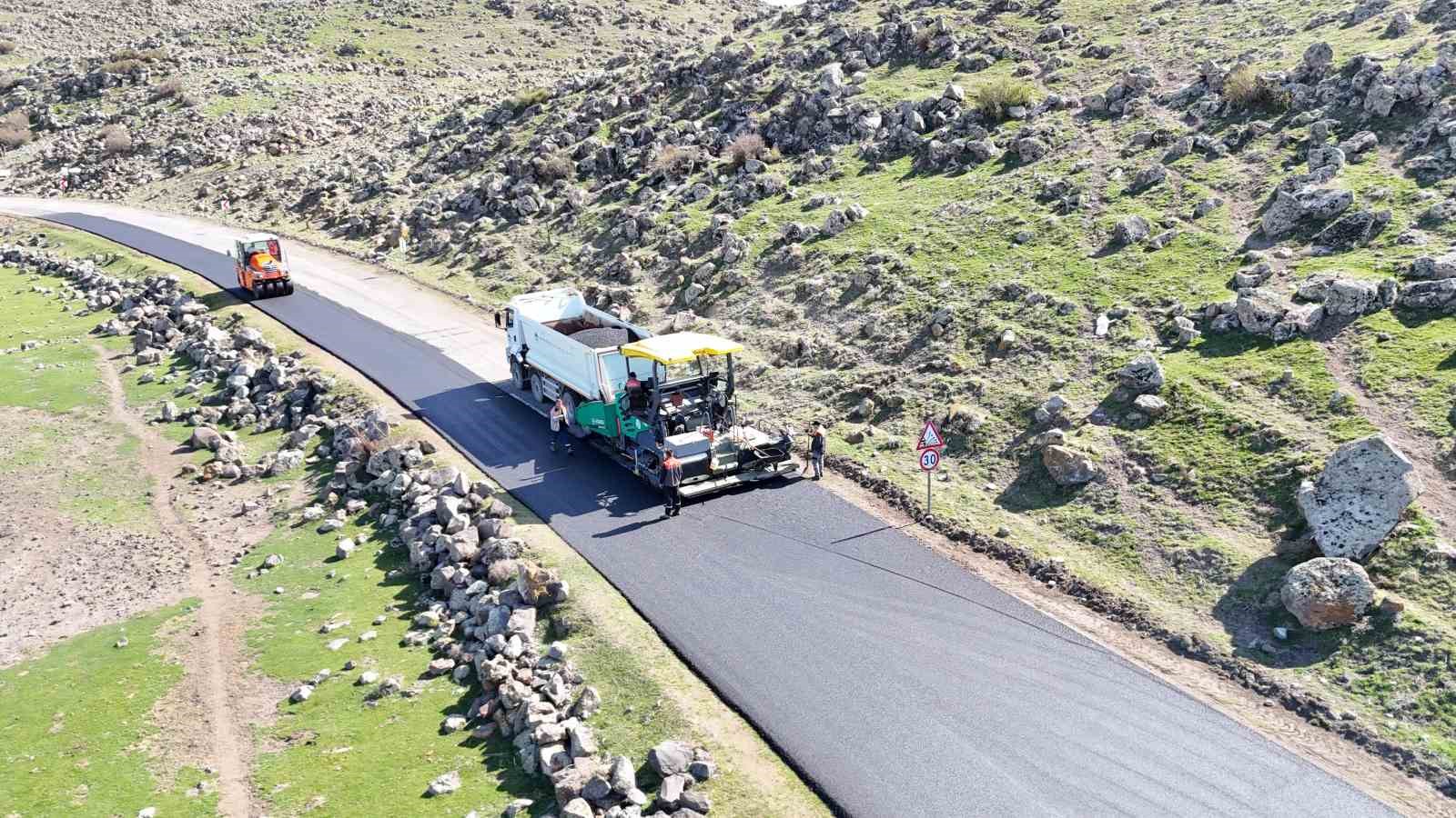 Hürmetçi’de sıcak asfalt, çevre temizliği ve yeşil alan atağı
