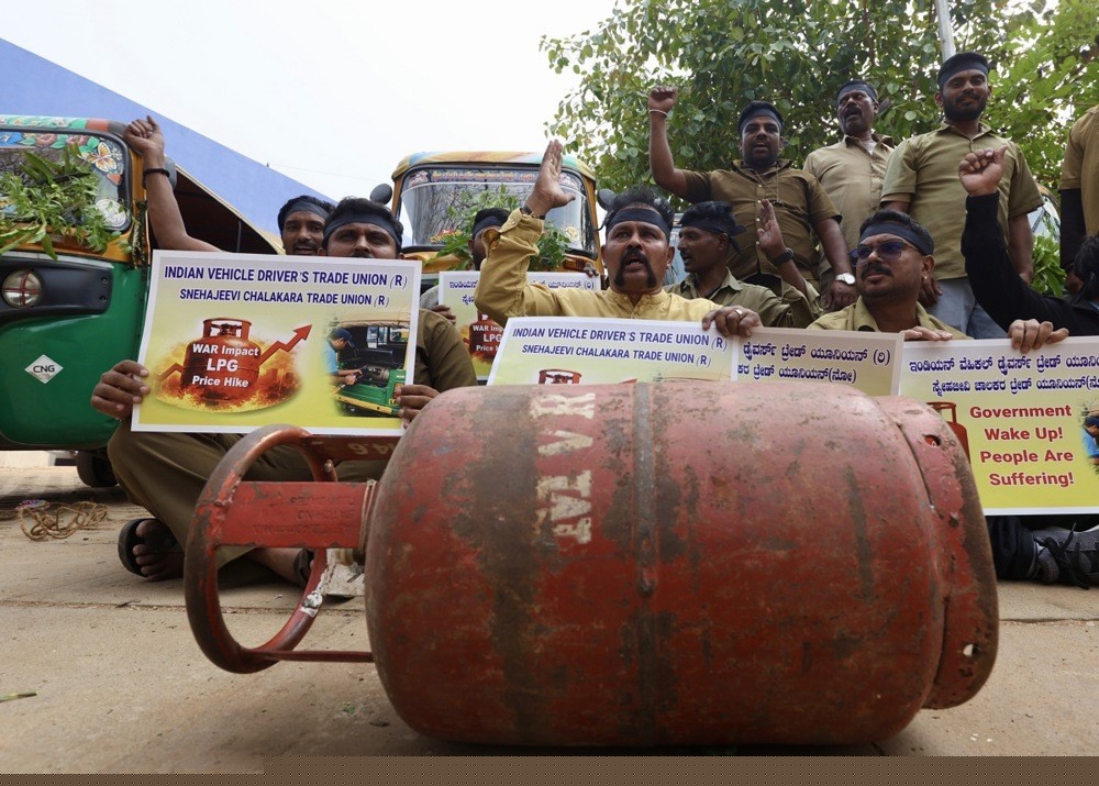 Hürmüz’de Hint gemilerine uygulanan yasak nedeniyle Hindistan’da gaz krizi
Hürmüz’de Hint gemilerine uygulanan yasak nedeniyle Hindistan’da gaz krizi