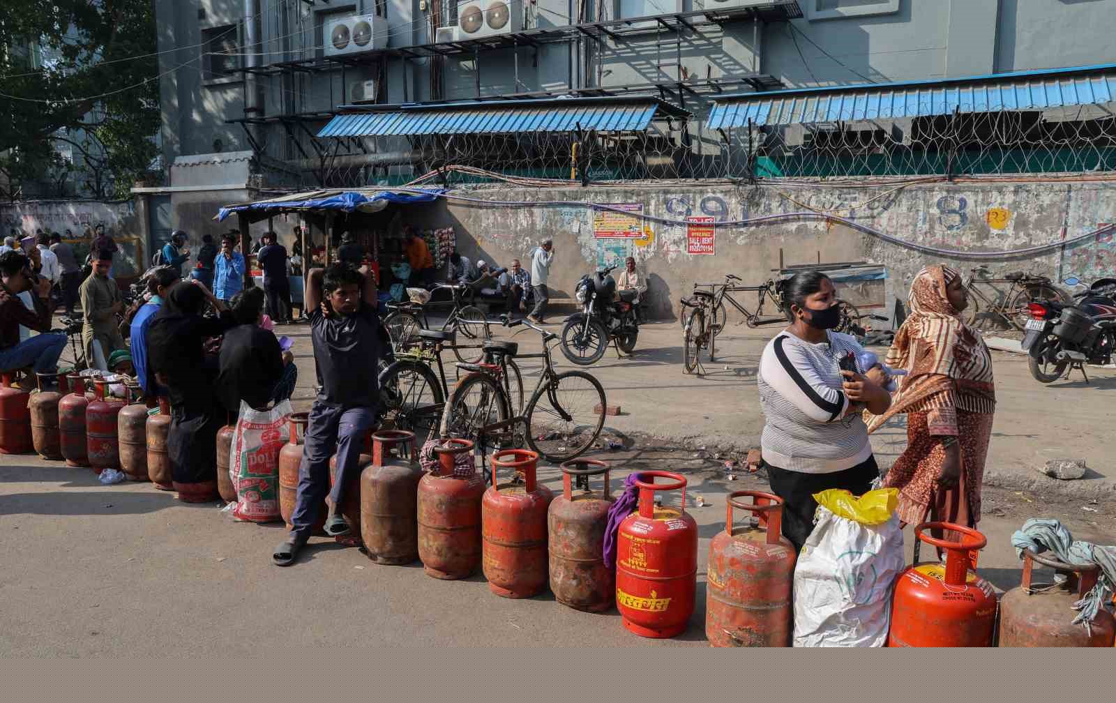 Hürmüz’de Hint gemilerine uygulanan yasak nedeniyle Hindistan’da gaz krizi
Hürmüz’de Hint gemilerine uygulanan yasak nedeniyle Hindistan’da gaz krizi