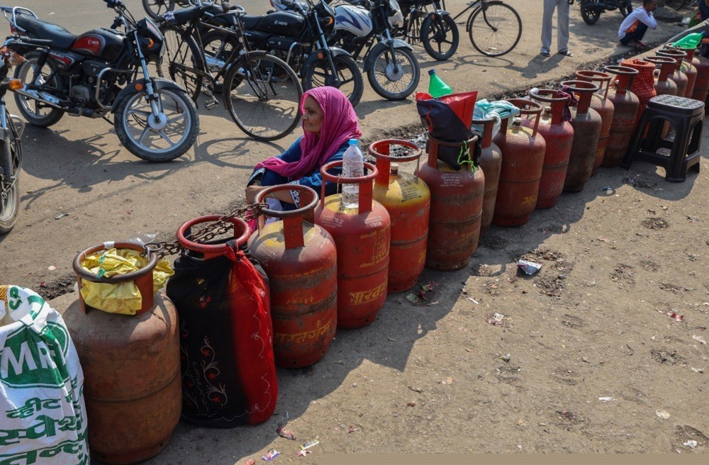 Hürmüz’de Hint gemilerine uygulanan yasak nedeniyle Hindistan’da gaz krizi
Hürmüz’de Hint gemilerine uygulanan yasak nedeniyle Hindistan’da gaz krizi