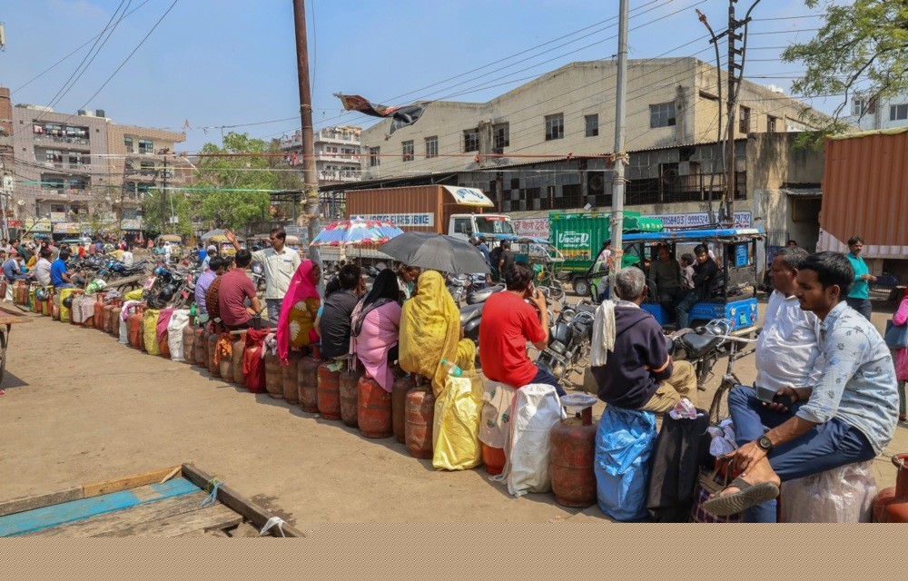 Hürmüz’de Hint gemilerine uygulanan yasak nedeniyle Hindistan’da gaz krizi
Hürmüz’de Hint gemilerine uygulanan yasak nedeniyle Hindistan’da gaz krizi