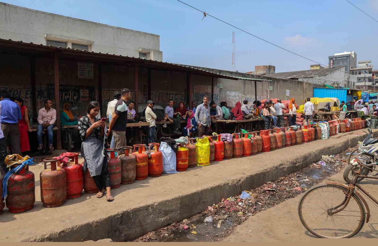 Hürmüz’de Hint gemilerine uygulanan yasak nedeniyle Hindistan’da gaz krizi
Hürmüz’de Hint gemilerine uygulanan yasak nedeniyle Hindistan’da gaz krizi