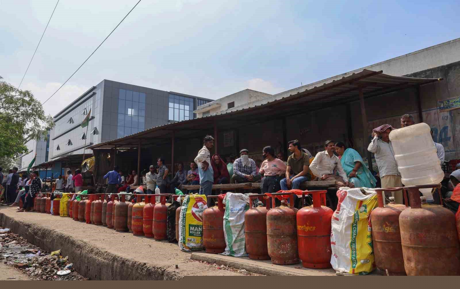 Hürmüz’de Hint gemilerine uygulanan yasak nedeniyle Hindistan’da gaz krizi
Hürmüz’de Hint gemilerine uygulanan yasak nedeniyle Hindistan’da gaz krizi