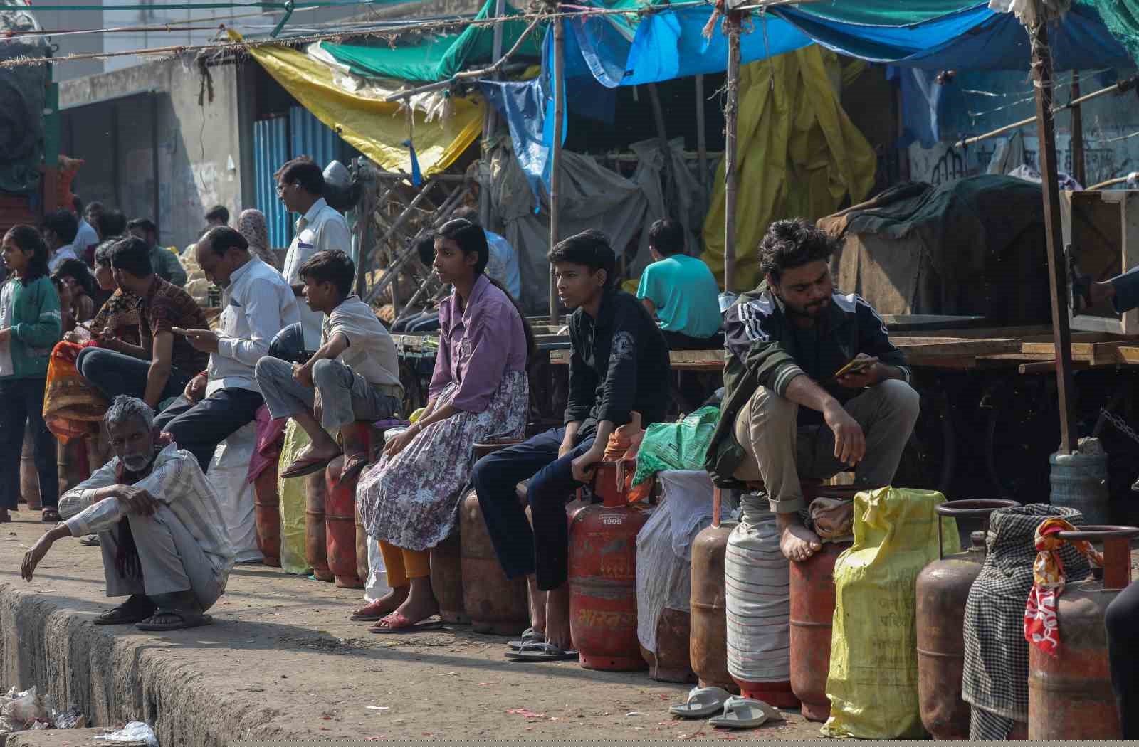 Hürmüz’de Hint gemilerine uygulanan yasak nedeniyle Hindistan’da gaz krizi
Hürmüz’de Hint gemilerine uygulanan yasak nedeniyle Hindistan’da gaz krizi