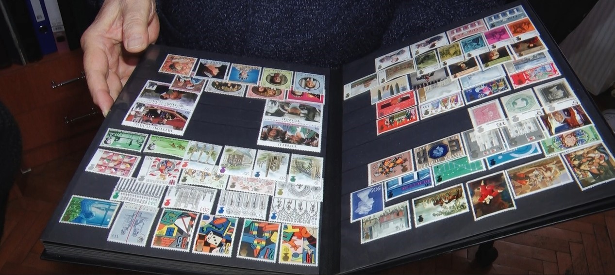 Huzurevi sakini Oktay, pul merakını yarım asrı aşkındır devam ettiriyor
