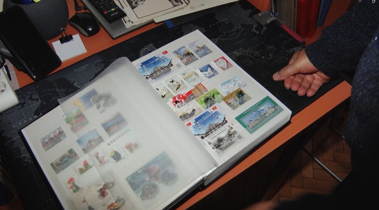 Huzurevi sakini Oktay, pul merakını yarım asrı aşkındır devam ettiriyor
