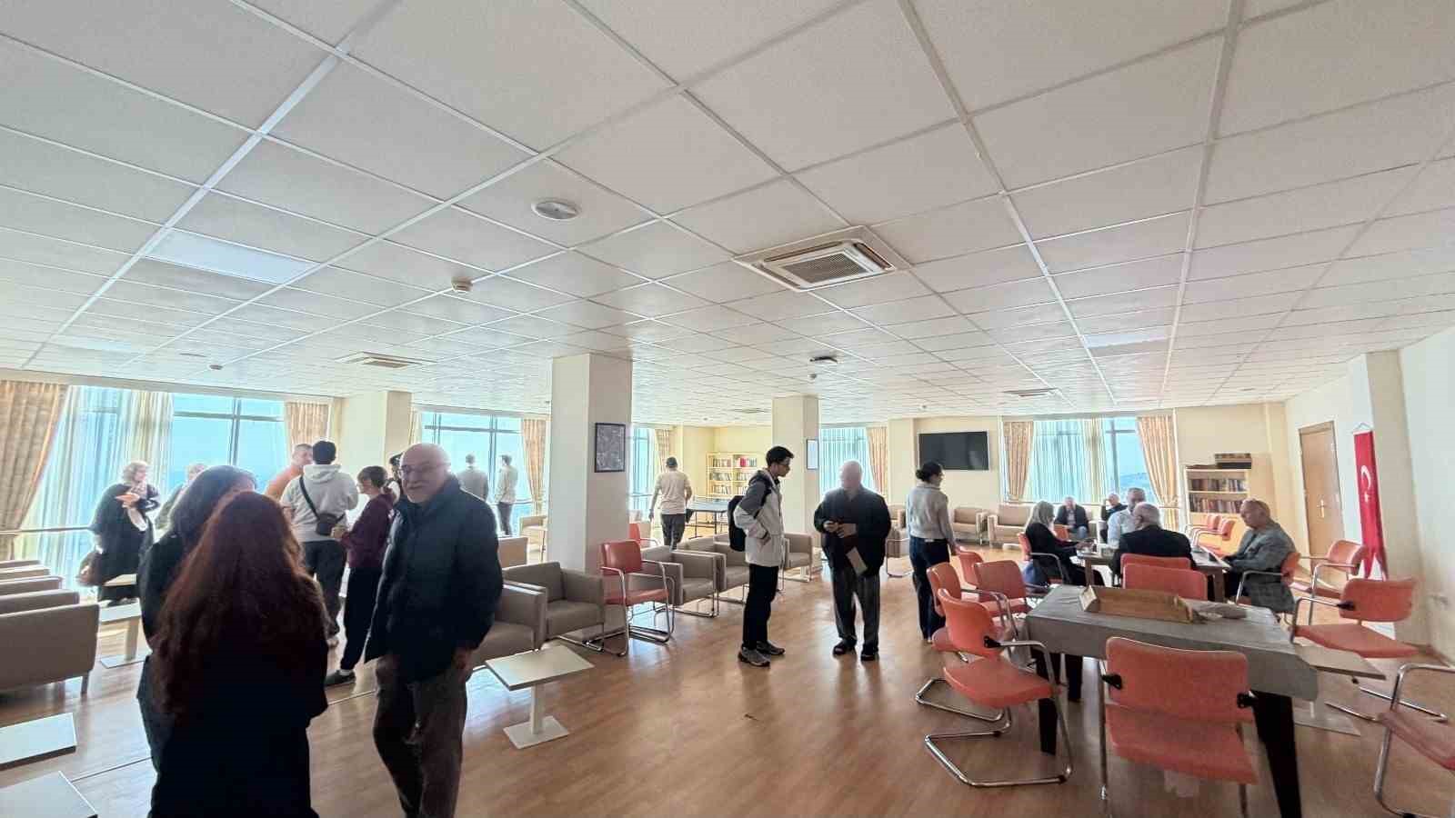 Huzurevi sakinlerine güvenli teknoloji eğitimi verildi
