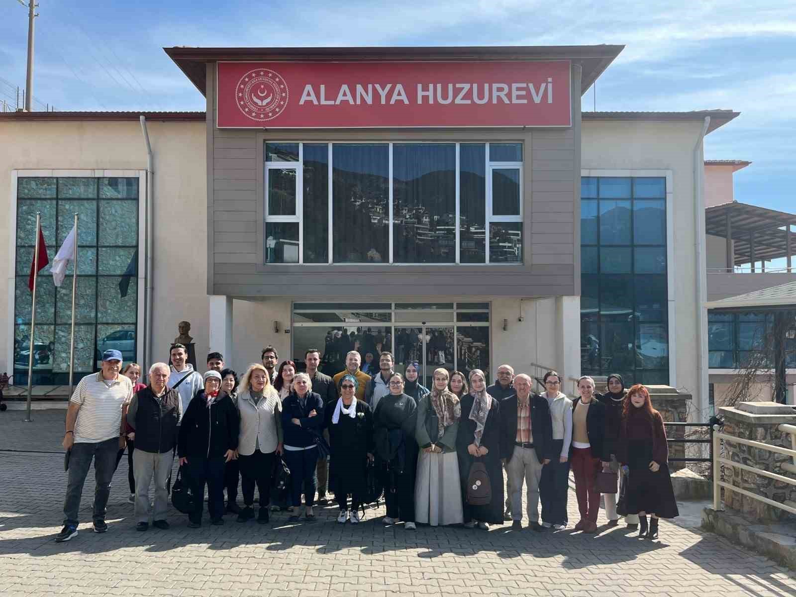 Huzurevi sakinlerine güvenli teknoloji eğitimi verildi
