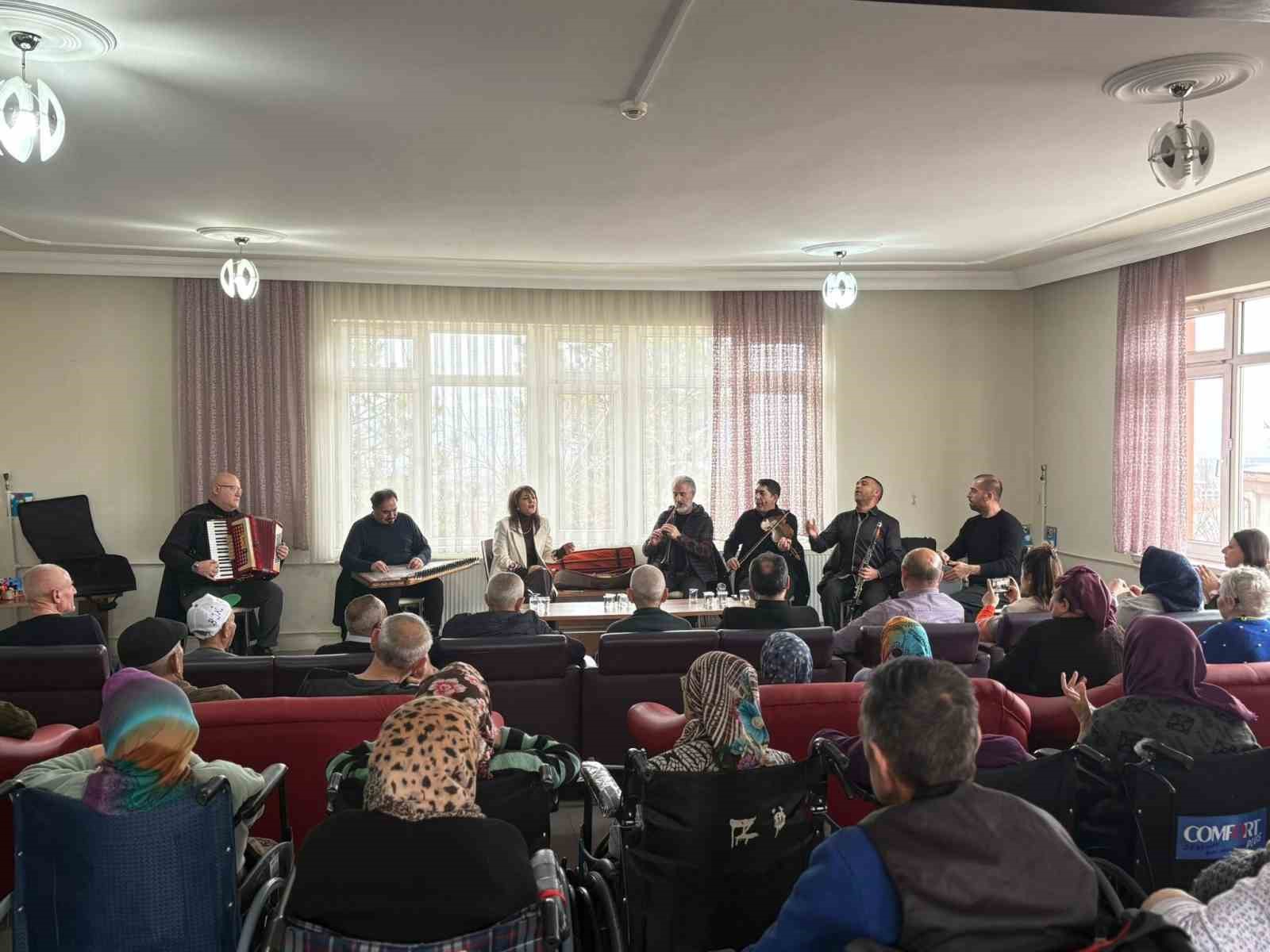 Huzurevi sakinlerine yönelik anlamlı konser
