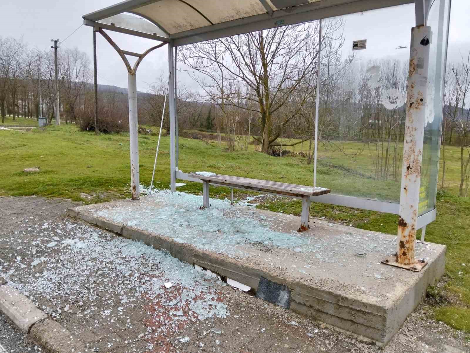 Huzurevi sakinlerinin kullandığı otobüs durağının camlarını kırdılar
