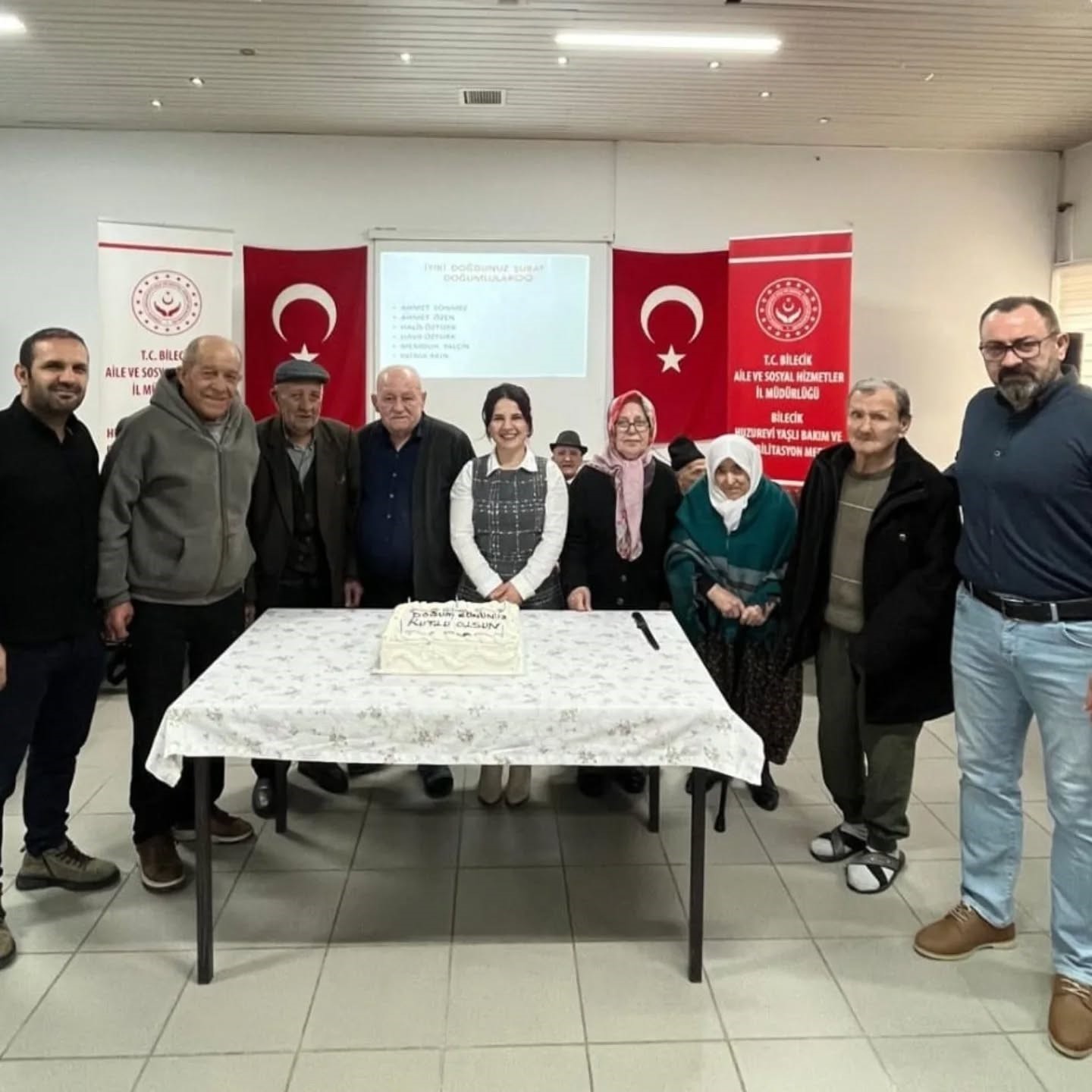 Huzurevinde duygulandıran doğum günü kutlaması
