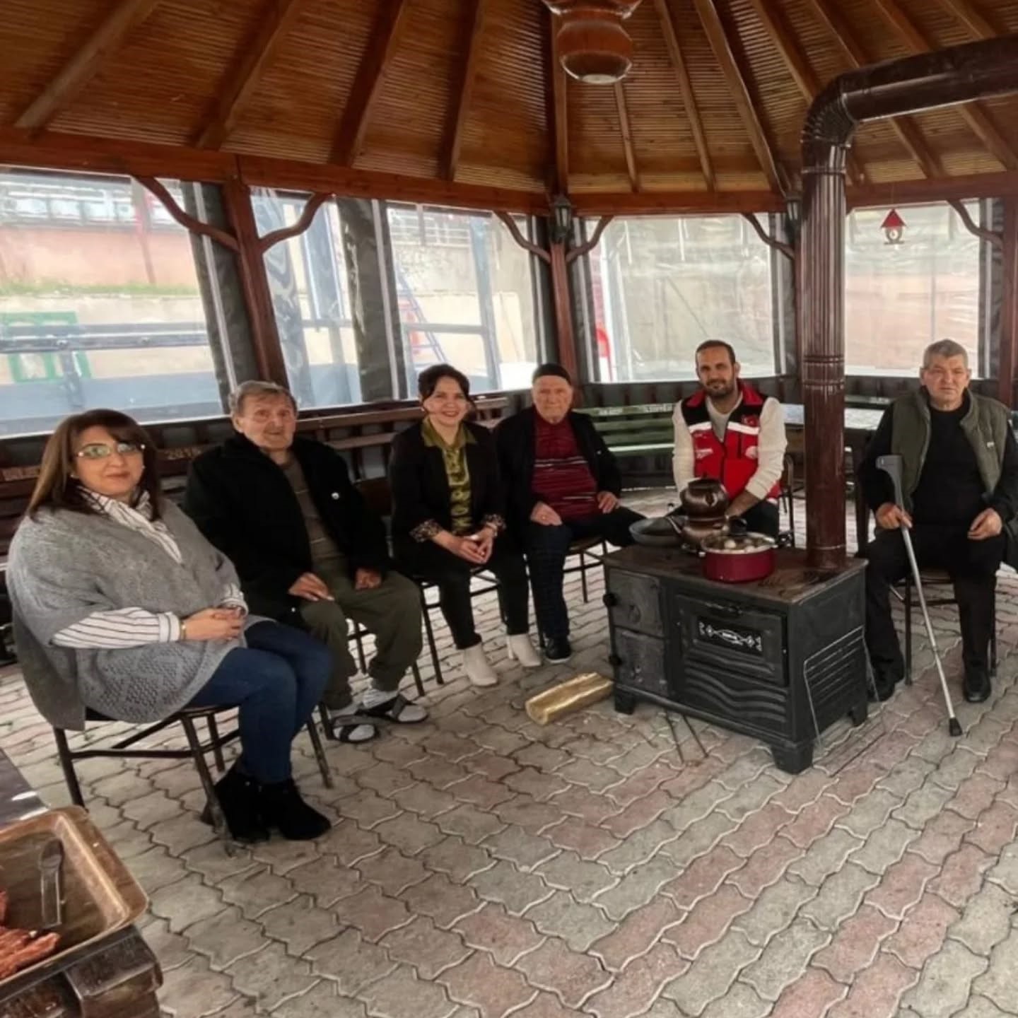 Huzurevinde sucuk-ekmek etkinliğiyle gönüller ısındı
