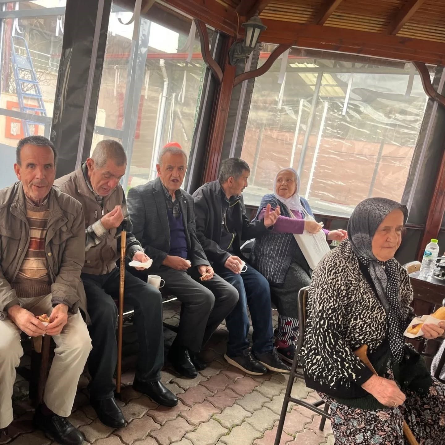 Huzurevinde sucuk-ekmek etkinliğiyle gönüller ısındı
