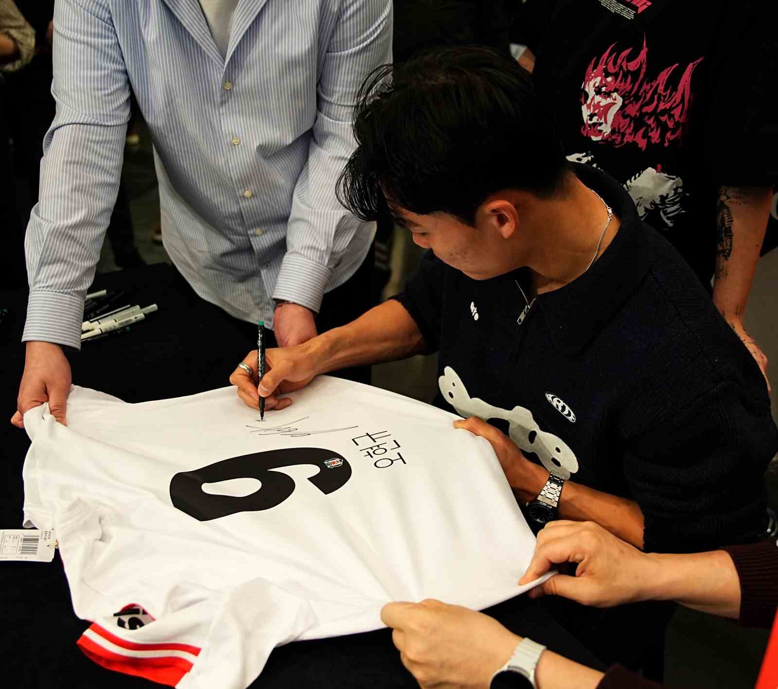 Hyeon-gyu Oh imza gününde taraftarlarla buluştu
