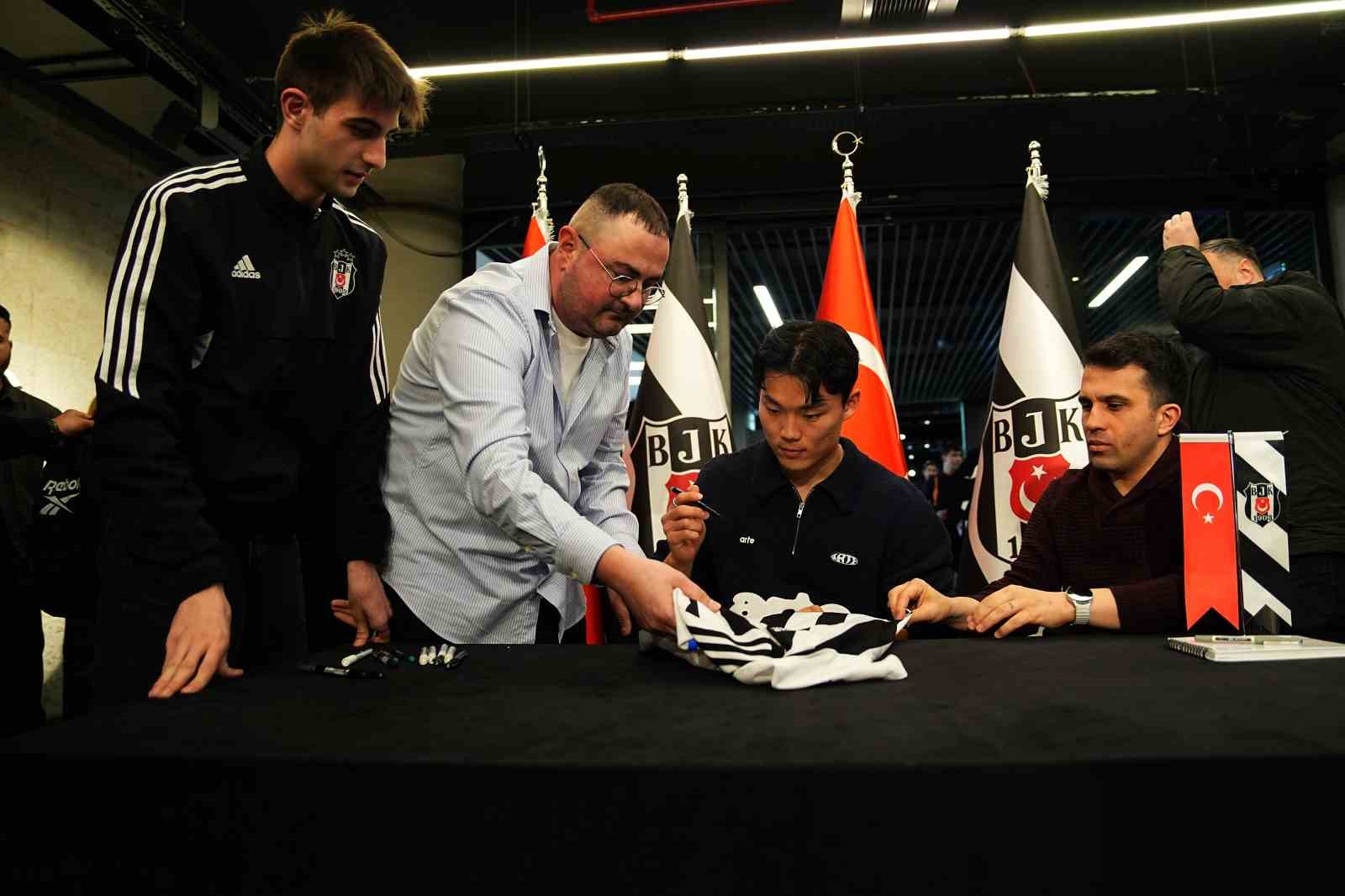 Hyeon-gyu Oh imza gününde taraftarlarla buluştu
