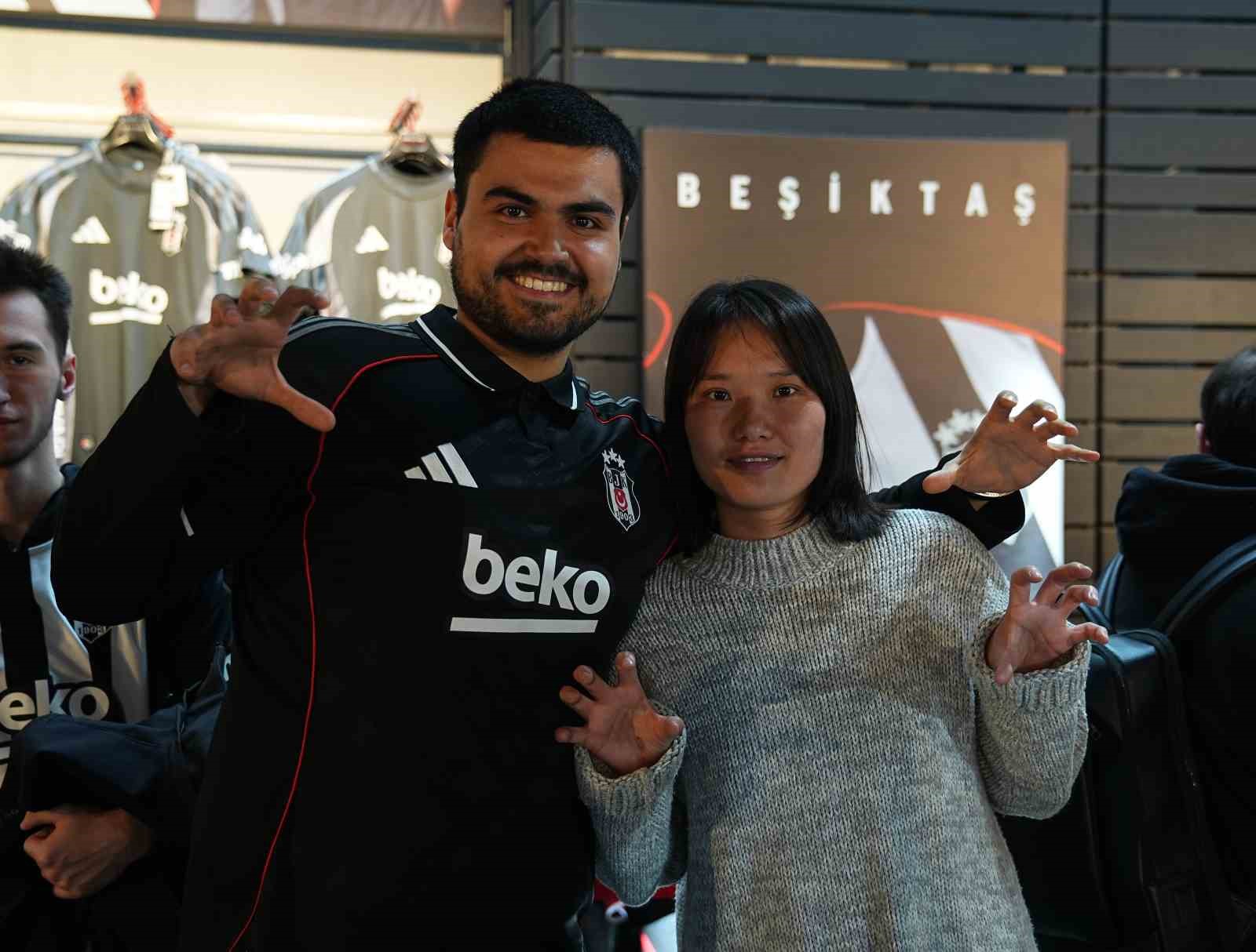 Hyeon-gyu Oh imza gününde taraftarlarla buluştu
