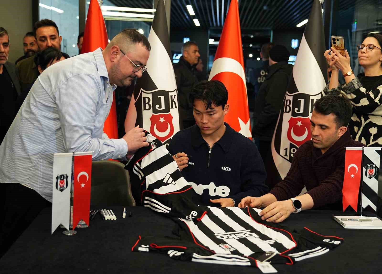 Hyeon-gyu Oh imza gününde taraftarlarla buluştu
