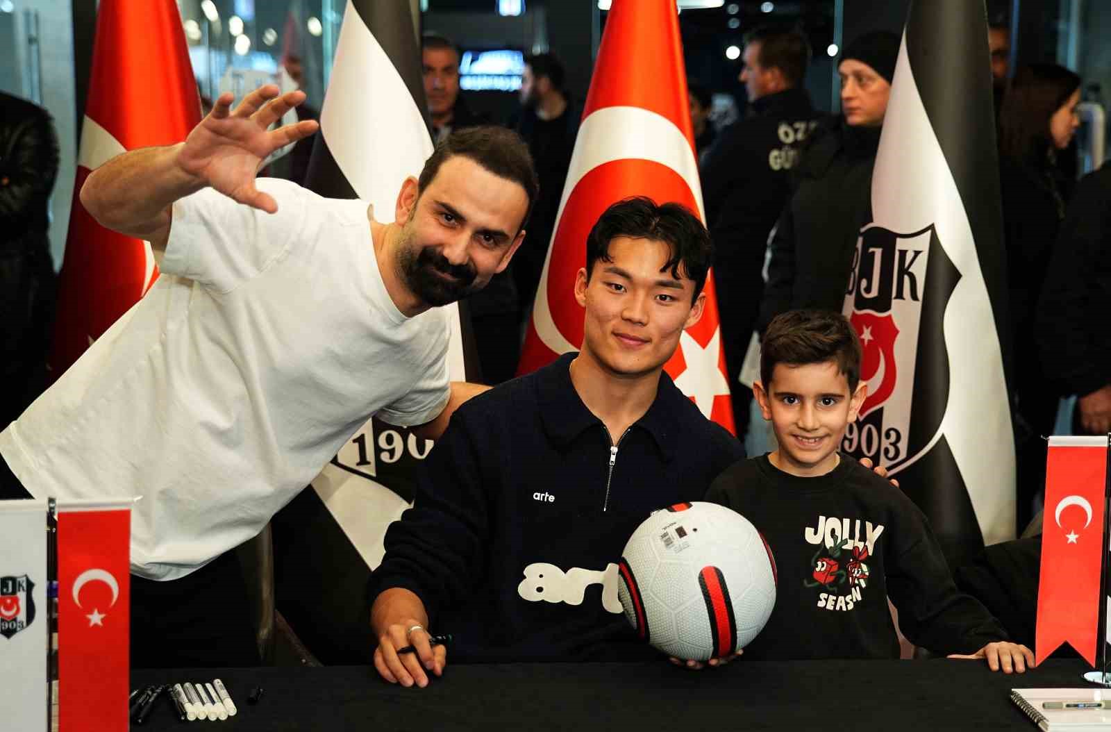 Hyeon-gyu Oh imza gününde taraftarlarla buluştu
