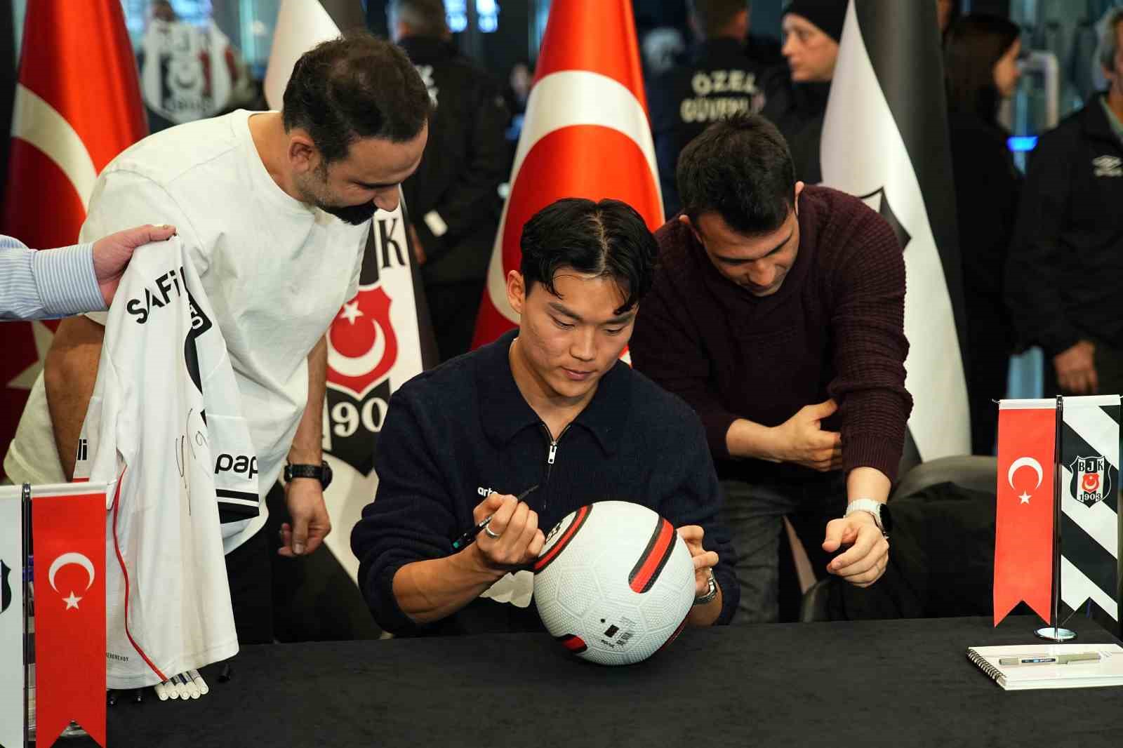 Hyeon-gyu Oh imza gününde taraftarlarla buluştu
