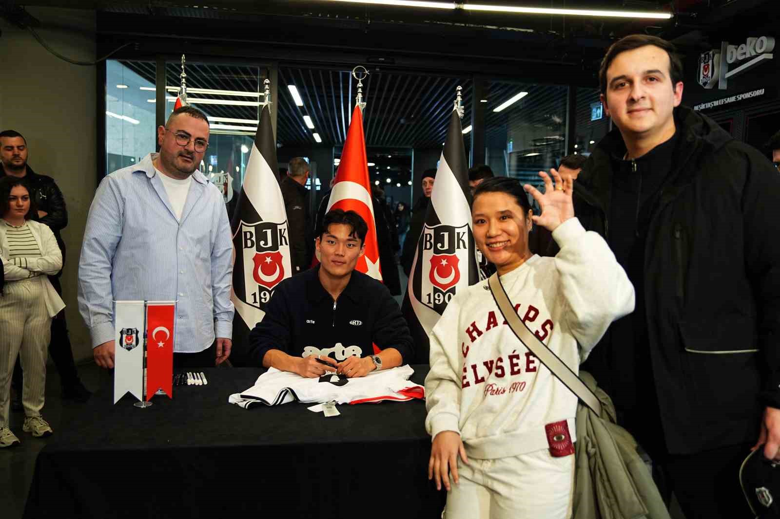 Hyeon-gyu Oh imza gününde taraftarlarla buluştu
