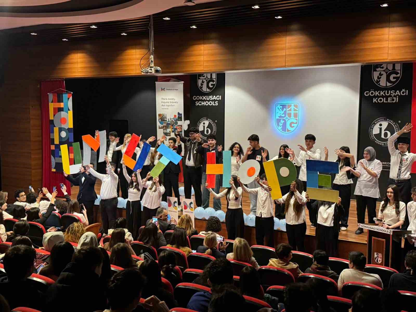 IB öğrencileri "Dünya Anadili Günü"nde kültürel bir mozaik oluşturdu
