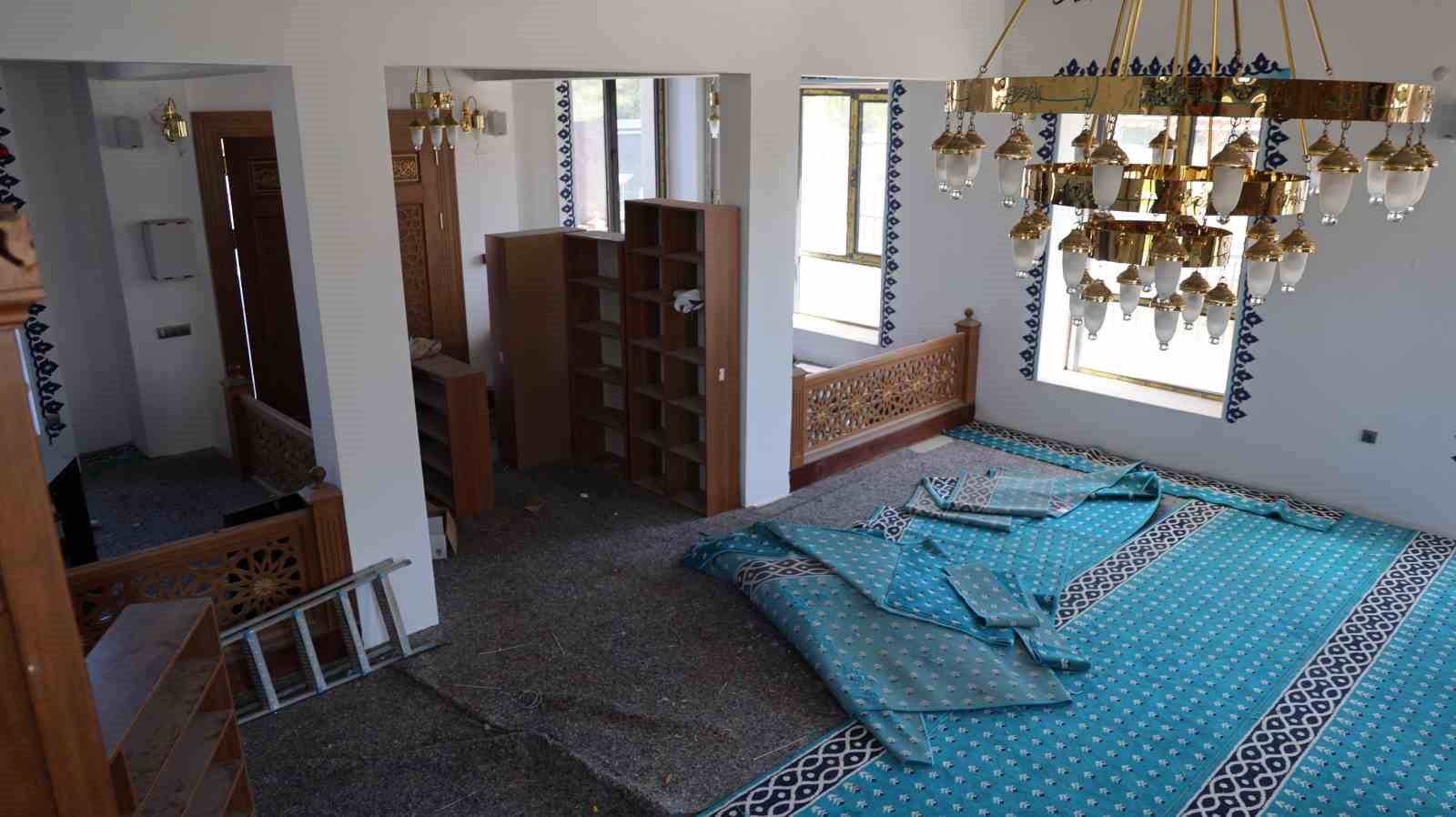 İbadete açılmadan harabeye döndü
