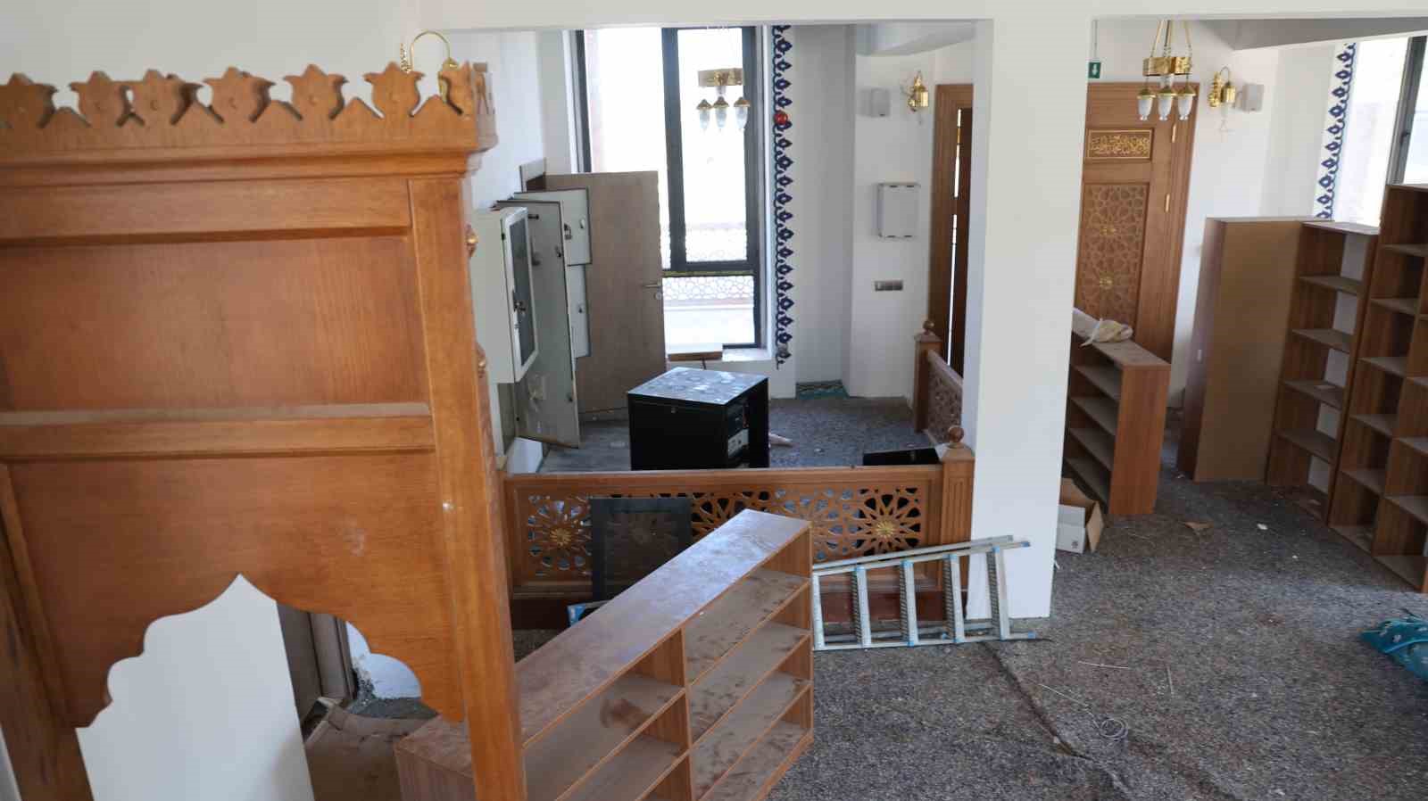 İbadete açılmadan harabeye döndü
