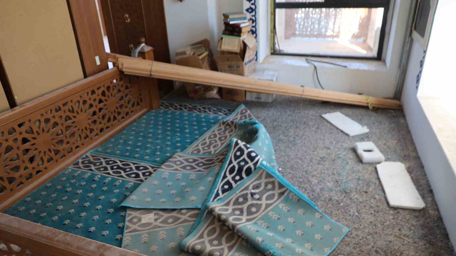 İbadete açılmadan harabeye döndü
