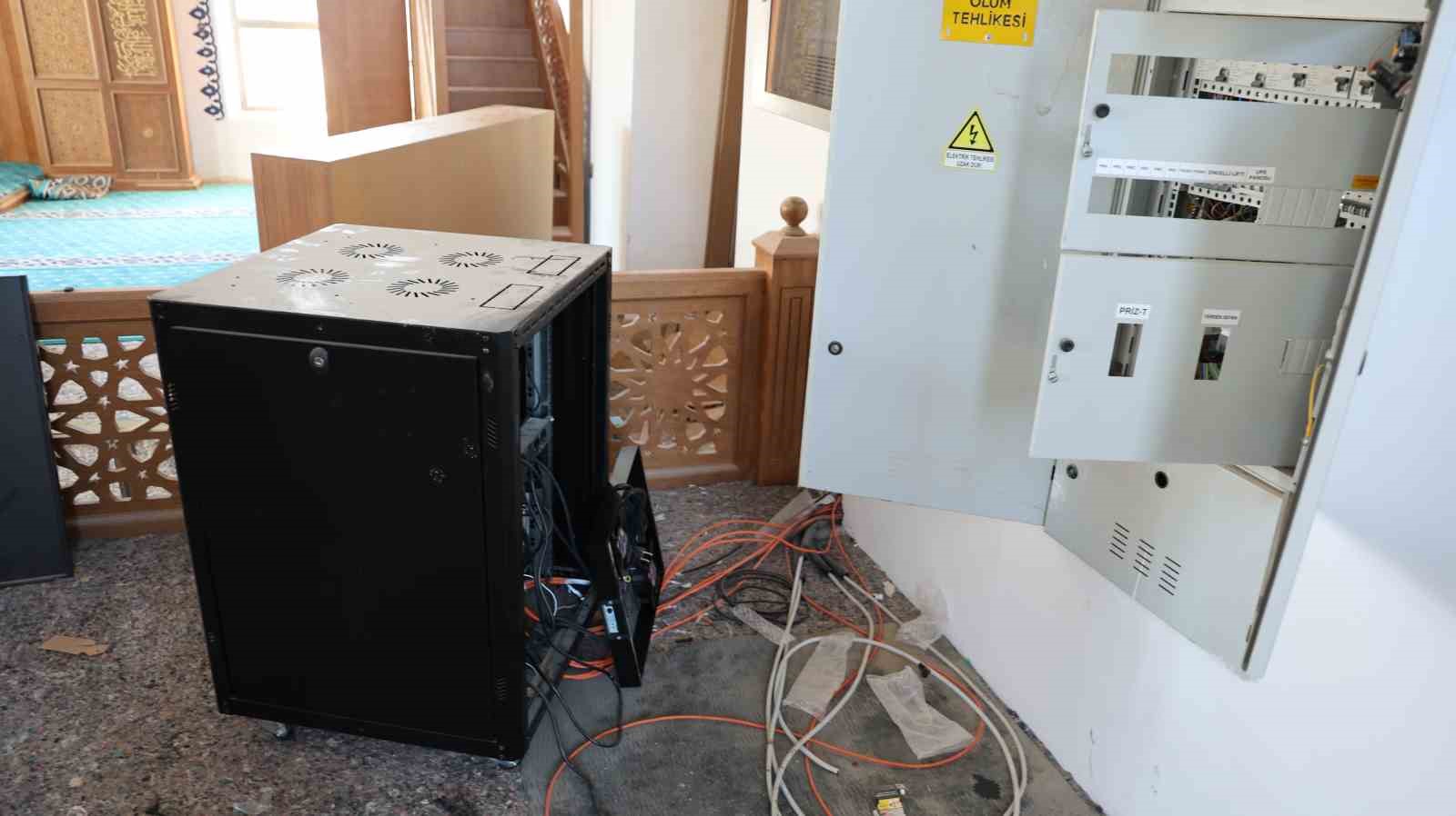 İbadete açılmadan harabeye döndü
