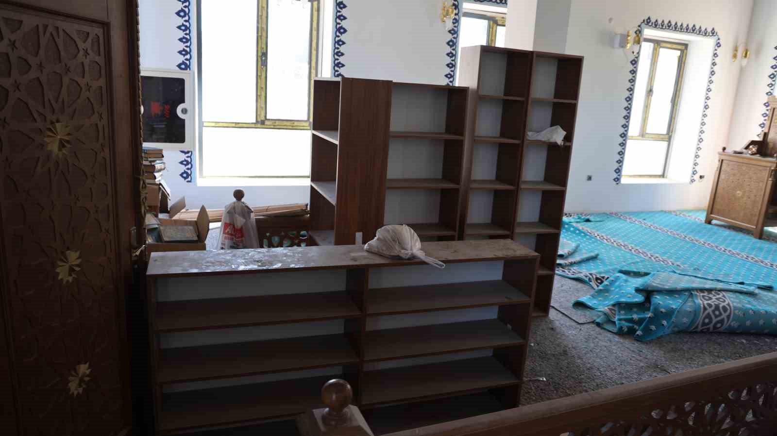 İbadete açılmadan harabeye döndü
