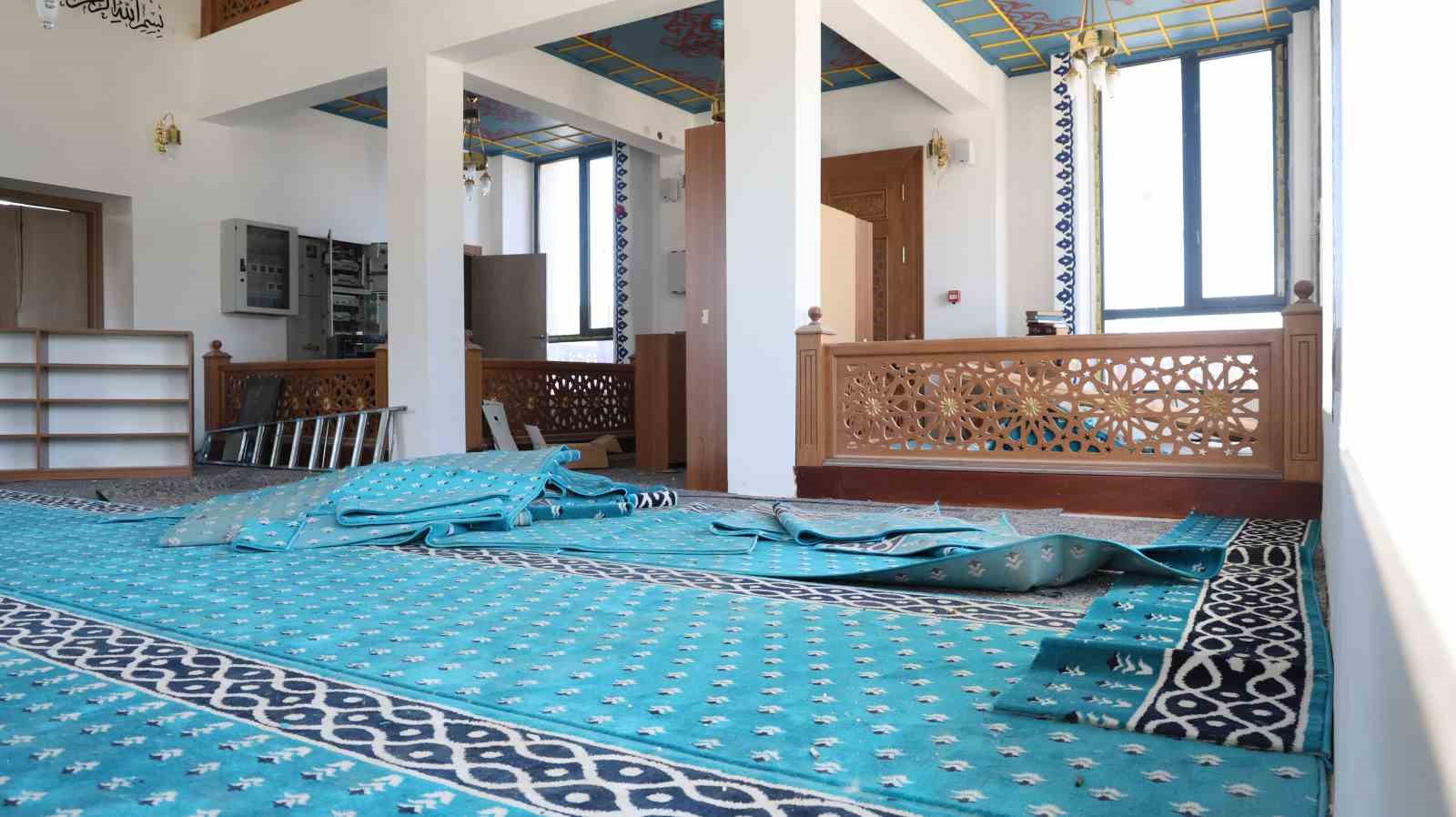 İbadete açılmadan harabeye döndü
