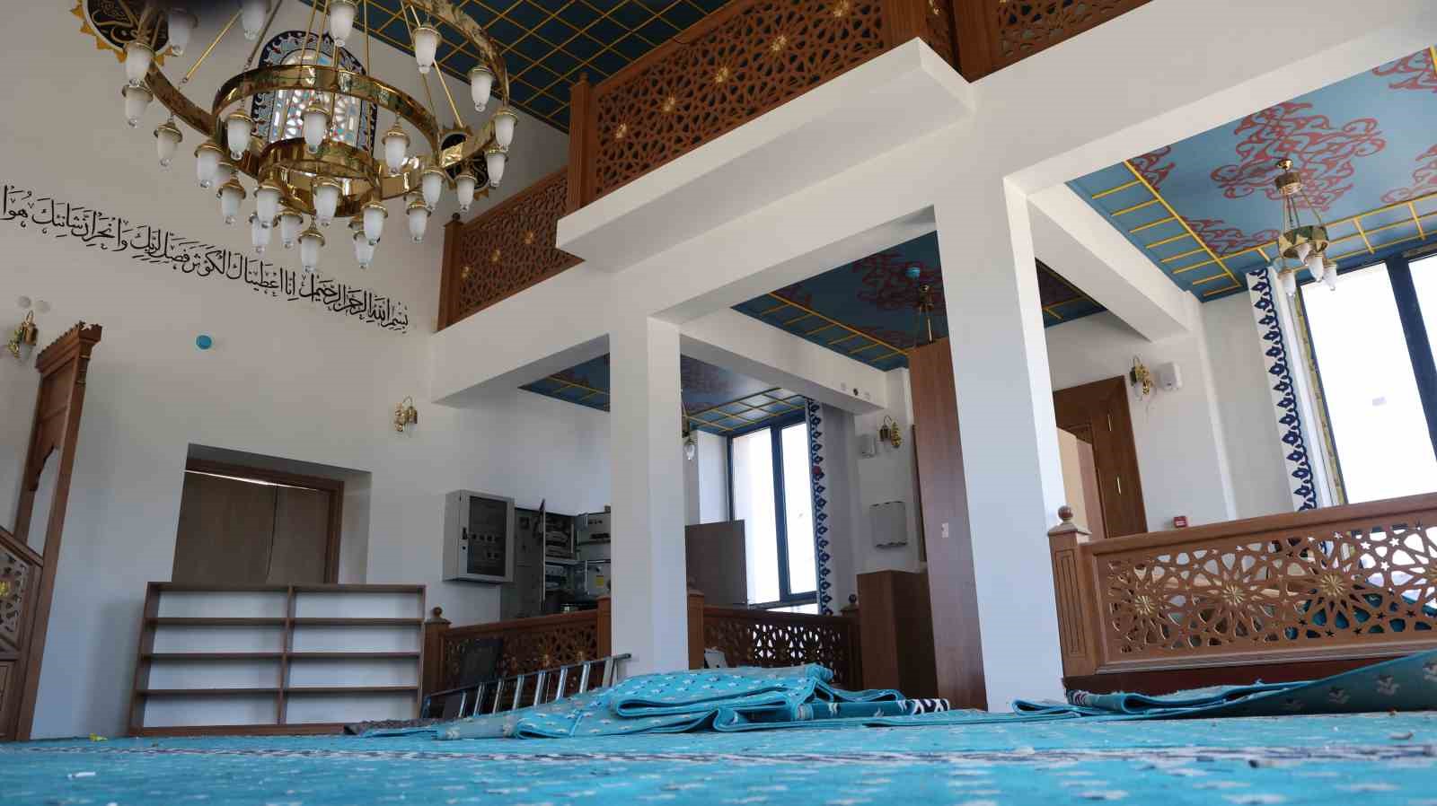 İbadete açılmadan harabeye döndü
